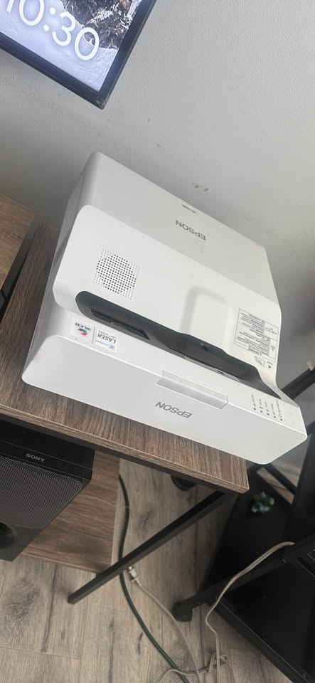 Epson projector EB 725wi laser light source short throw 4000 lumens projector CA$550